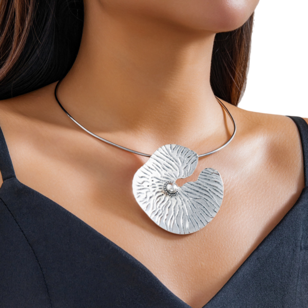 Cyberpunk Lotus Leaf Necklace for Women Gold & Silver Plated Statement Jewelry Edgy Necklace for Fashion-Forward Looks - Image 2